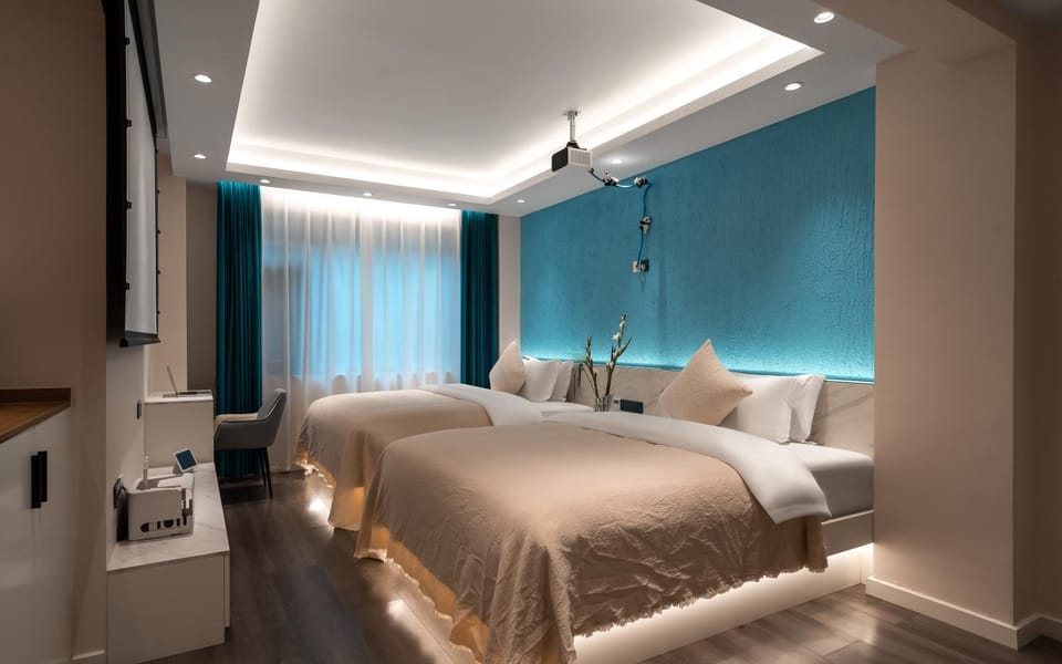 Bed, TV and multimedia, Photo of the whole room, Bedroom