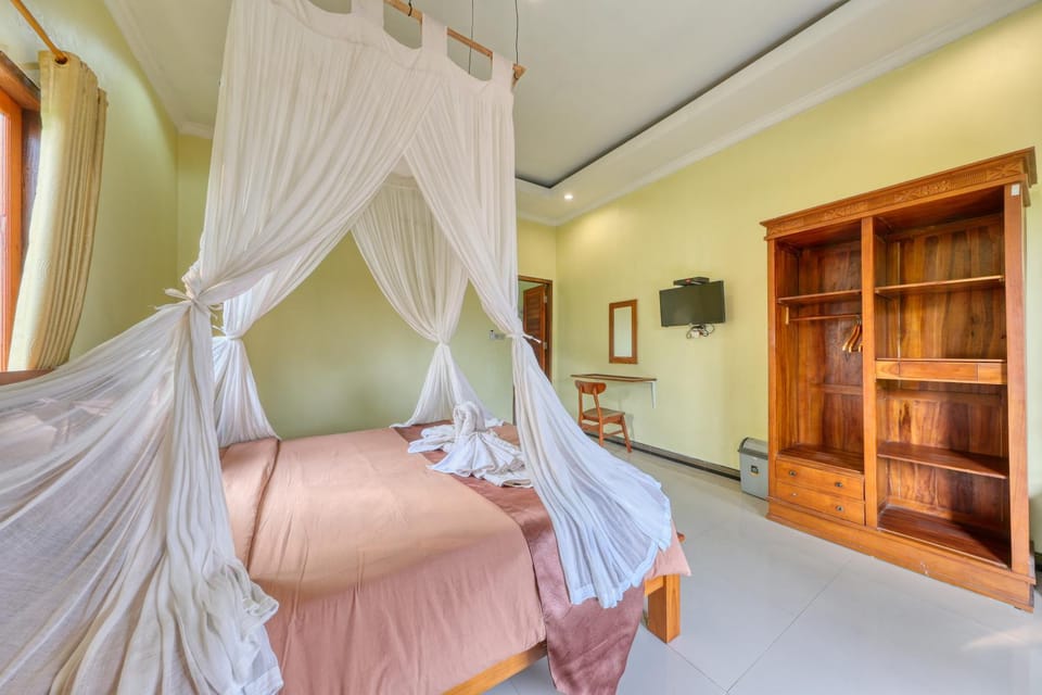 Bed, TV and multimedia, Bedroom, towels, wardrobe