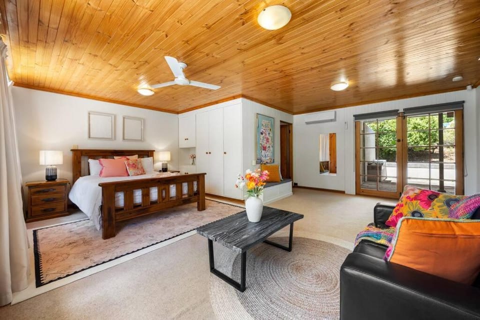 Bed, Seating area, Bedroom