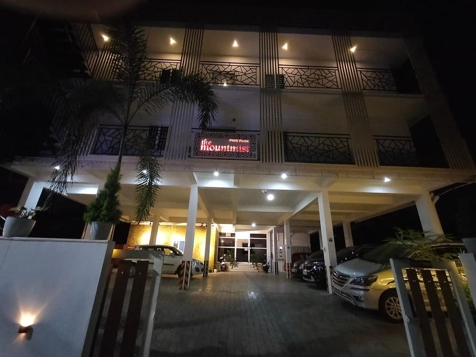Property building, Restaurant/places to eat, Location, Parking