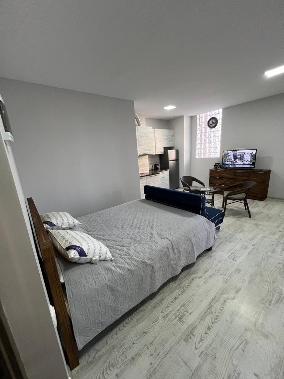 Bed, TV and multimedia, Kitchen or kitchenette, Living room, Photo of the whole room, Seating area, Bedroom