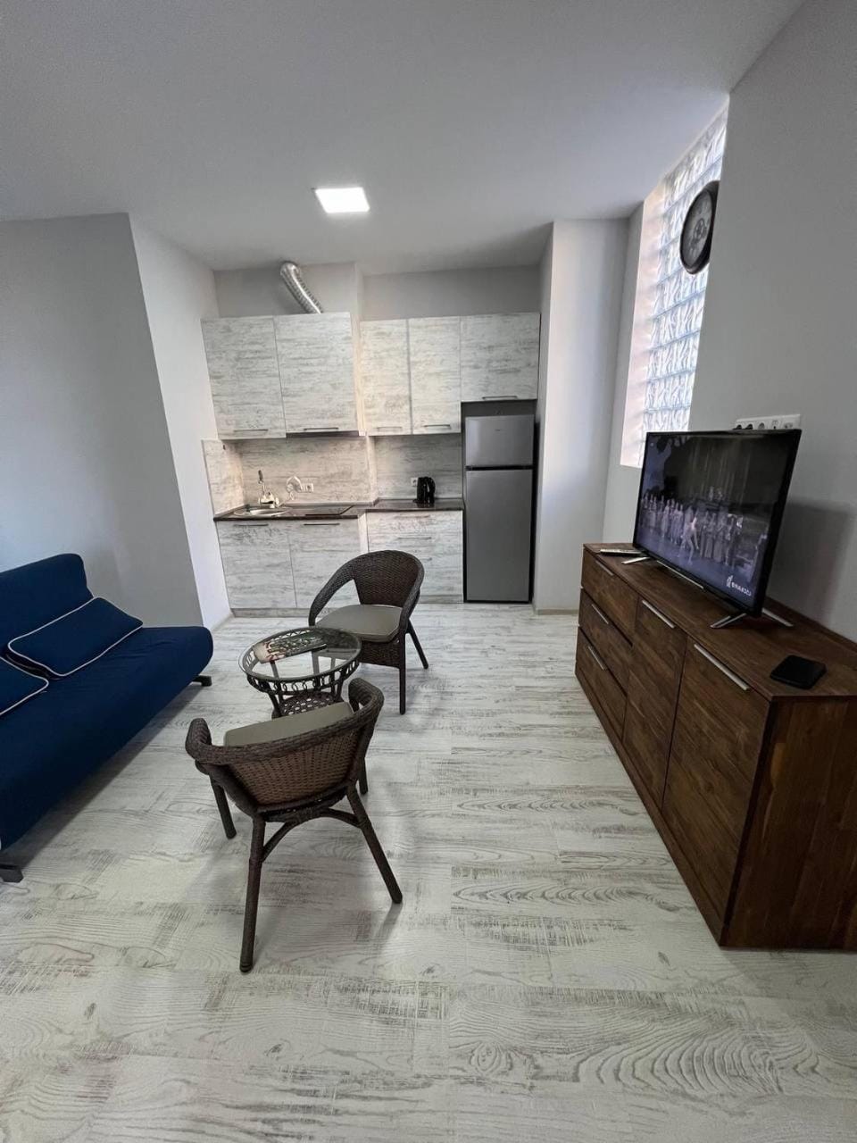 TV and multimedia, Kitchen or kitchenette, Living room, Seating area, Dining area, stove
