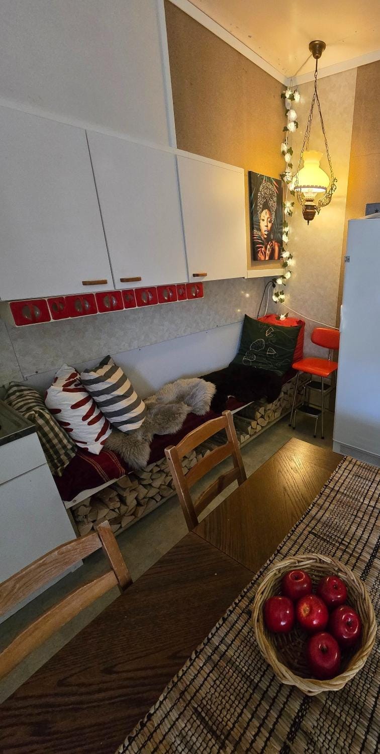 Kitchen or kitchenette, Seating area