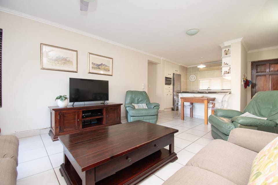 Communal lounge/ TV room, TV and multimedia, Kitchen or kitchenette, Living room, Seating area, Dining area, Evening entertainment