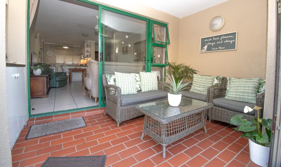 Patio, Kitchen or kitchenette, Living room, Seating area