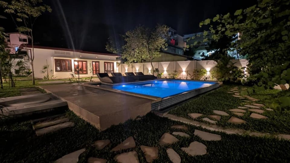 Property building, Night, Garden, Garden view, Pool view, Swimming pool, sunbed