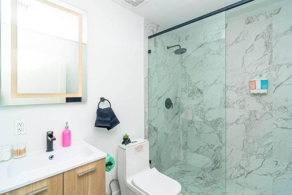 Centrally Located 1BR with King Bed Near Brickell, Airport Downtown and Wynwood Apartment in Miami