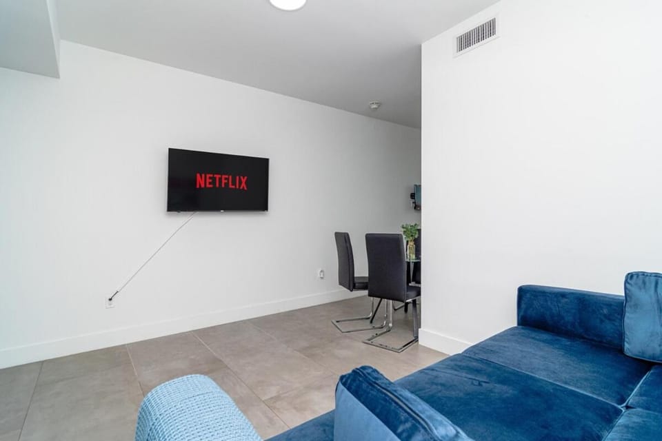 Centrally Located 1BR with King Bed Near Brickell, Airport Downtown and Wynwood Apartment in Miami