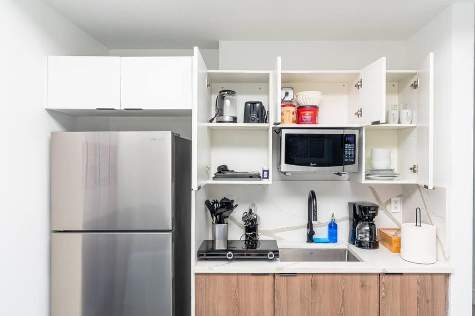 Centrally Located 1BR with King Bed Near Brickell, Airport Downtown and Wynwood Apartment in Miami