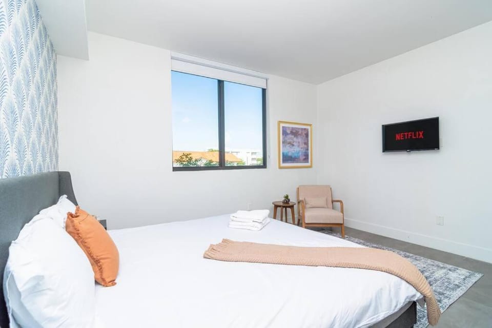 Well Located 1BR with King Bed, Laundry and Parking Option Near Brickell and Marlins Park Apartment in Miami