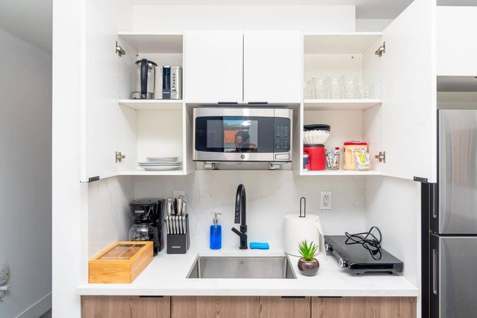 Well Located 1BR with King Bed, Laundry and Parking Option Near Brickell and Marlins Park Apartment in Miami