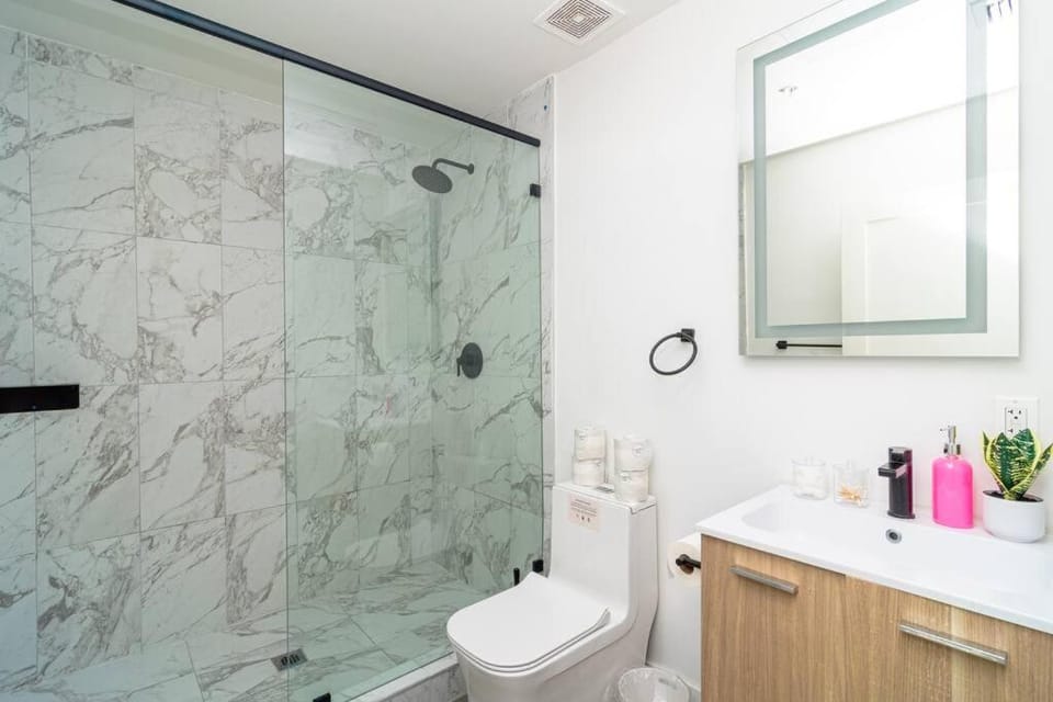 Well Located 1BR with King Bed, Laundry and Parking Option Near Brickell and Marlins Park Apartment in Miami