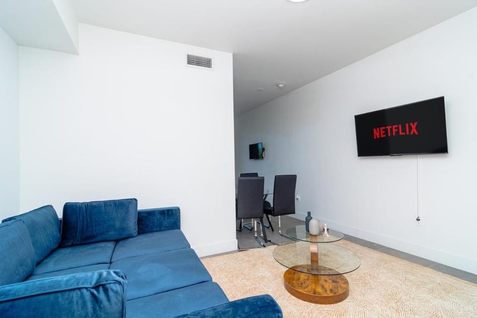 Well Located 1BR with King Bed, Laundry and Parking Option Near Brickell and Marlins Park Apartment in Miami