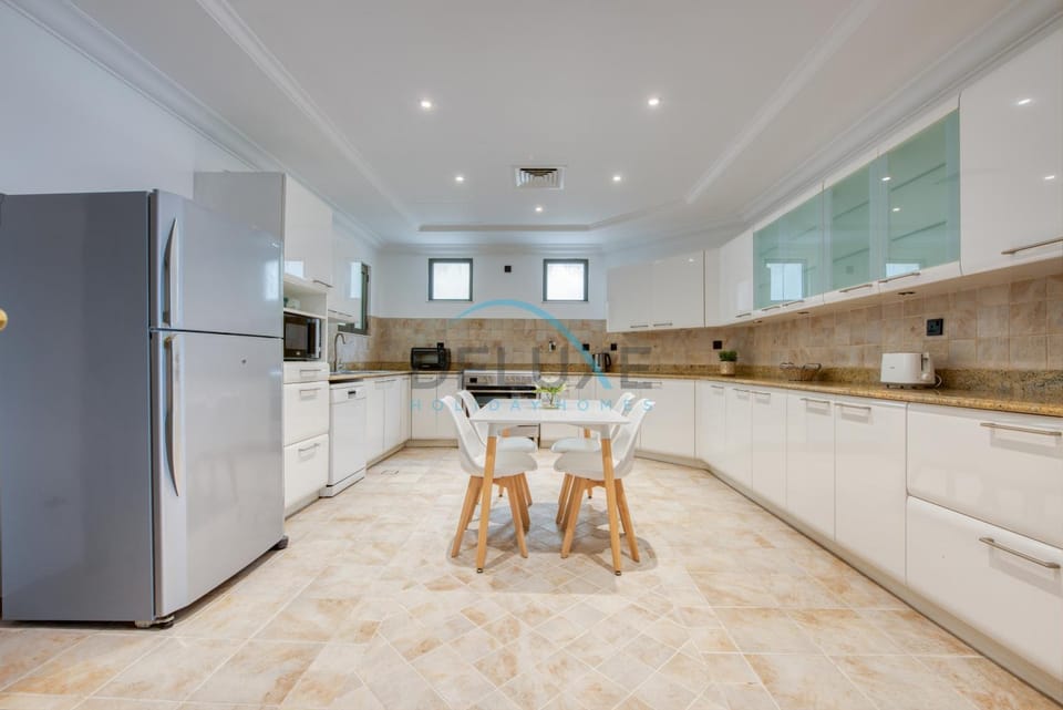 Kitchen or kitchenette, Dining area, dishwasher, oven, stove