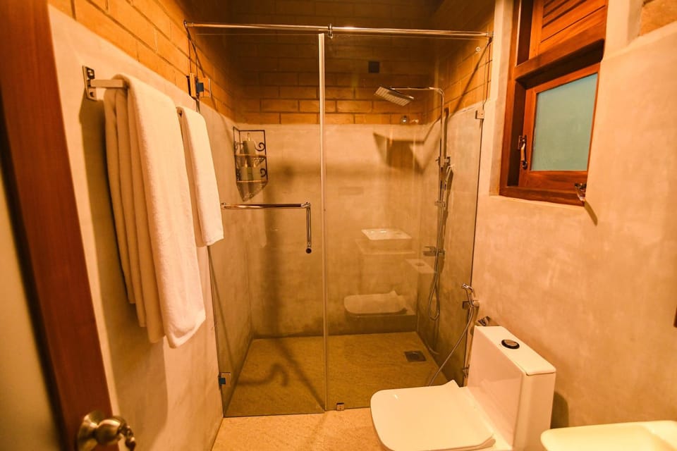 Shower, Toilet, Bathroom, bidet, towels