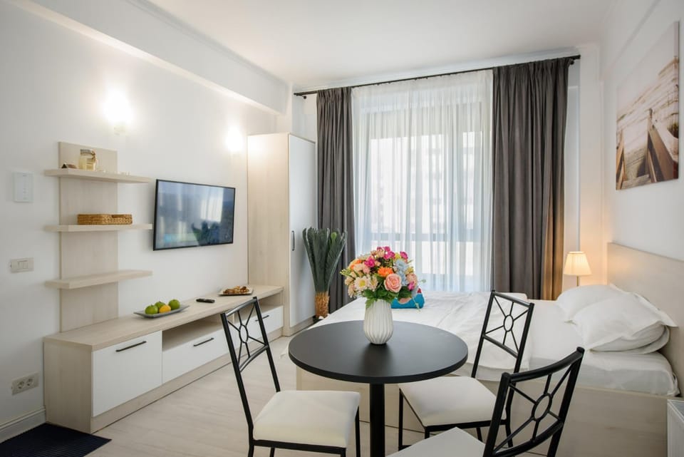 Bed, TV and multimedia, Living room, Photo of the whole room, Seating area, Dining area, Bedroom