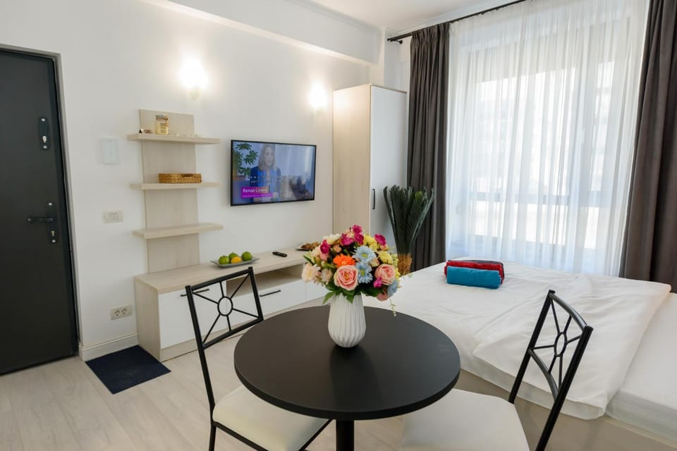 Bed, TV and multimedia, Living room, Photo of the whole room, Seating area, Dining area, Bedroom, towels