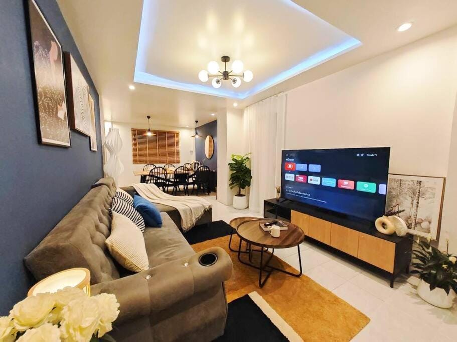 TV and multimedia, Living room, Seating area, Evening entertainment