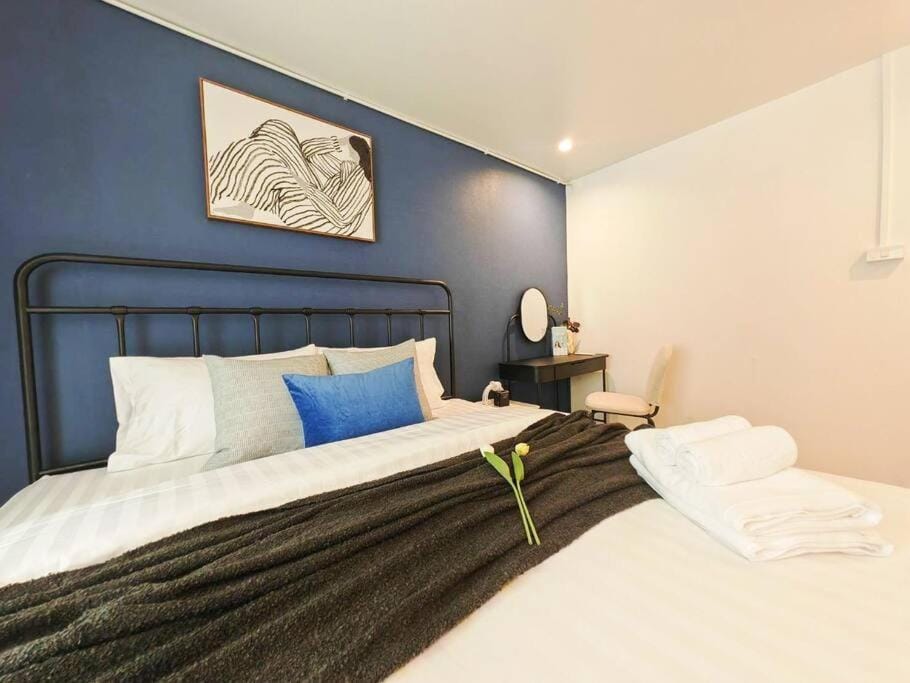 Bed, Photo of the whole room, Bedroom