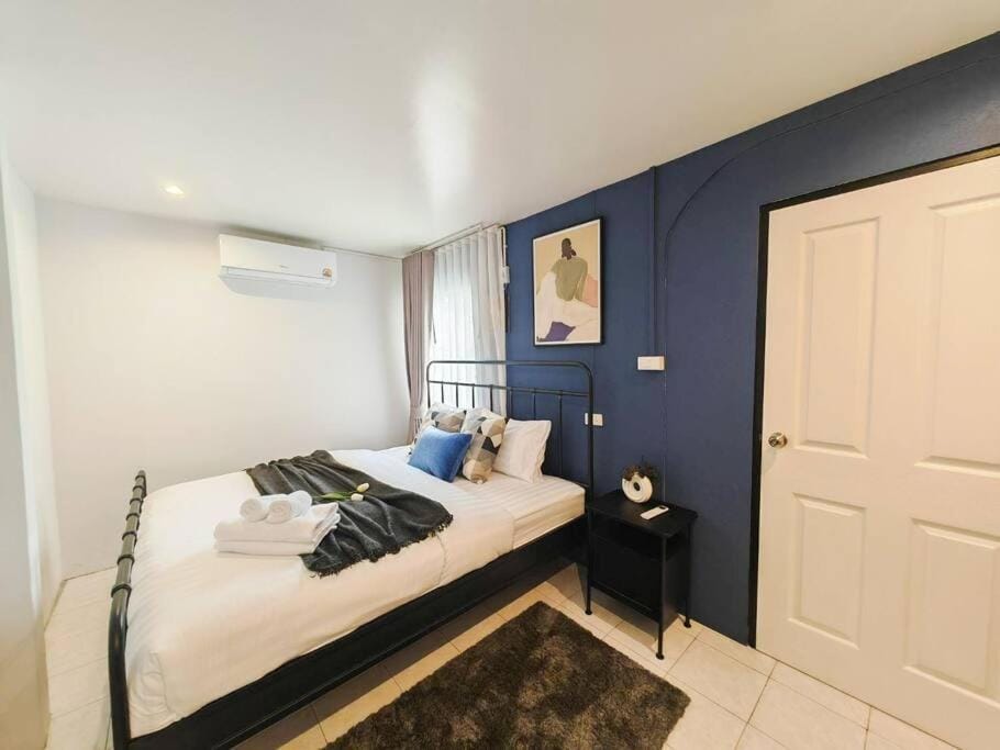 Bed, Photo of the whole room