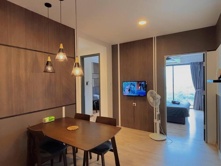 TV and multimedia, Seating area, Dining area