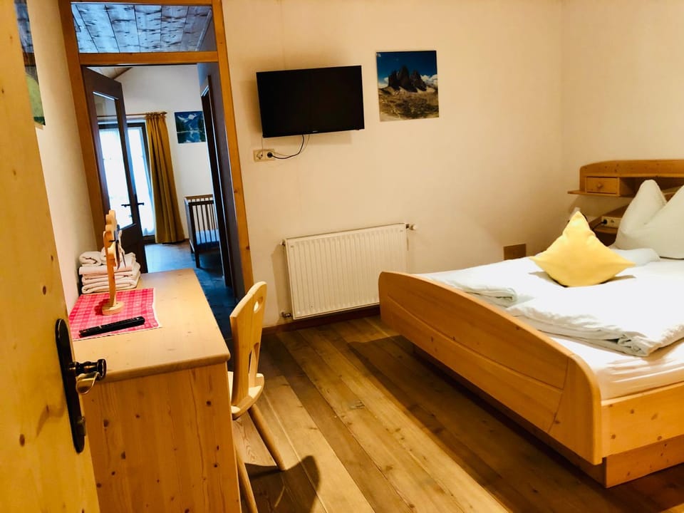 TV and multimedia, Seating area, Bedroom