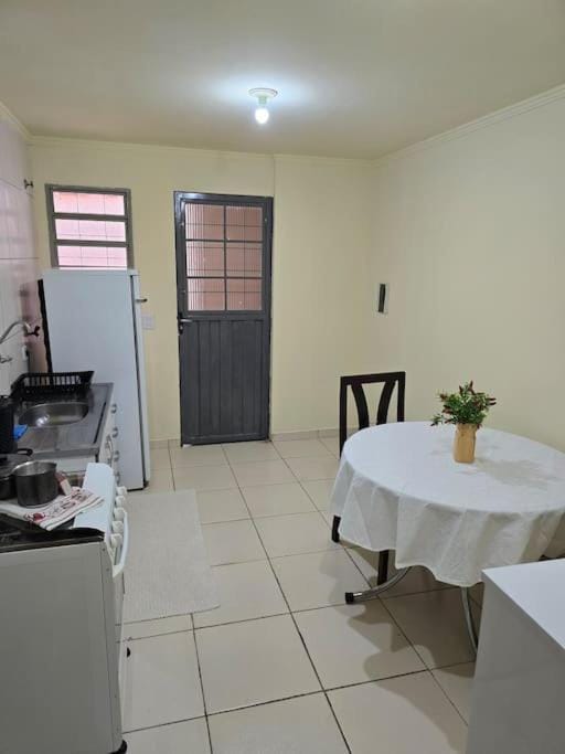 Edificio Hayannes - 1 Quarto - 1 Cozinha - 1 Banheiro - Garagem Coberta - Self Check in -Taxa Para Hospede Com Pets Apartment in Maringá