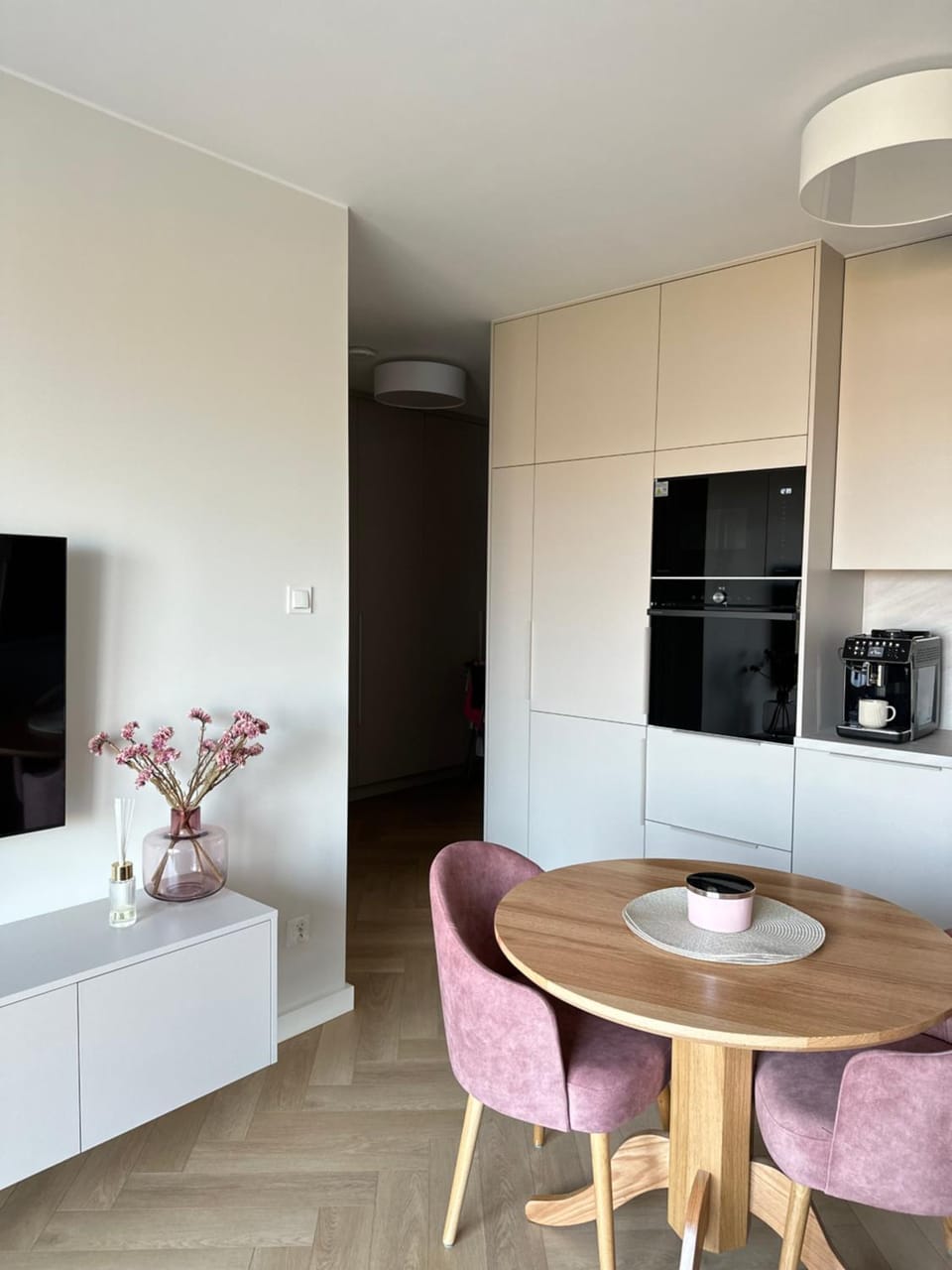 Coffee/tea facilities, Kitchen or kitchenette, Dining area, oven