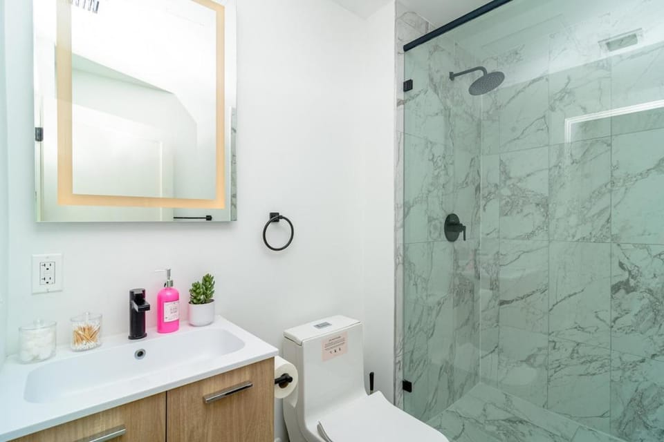 Miami 1BR New Oasis with King Bed Near Brickell & Marlins Park Apartment in Miami