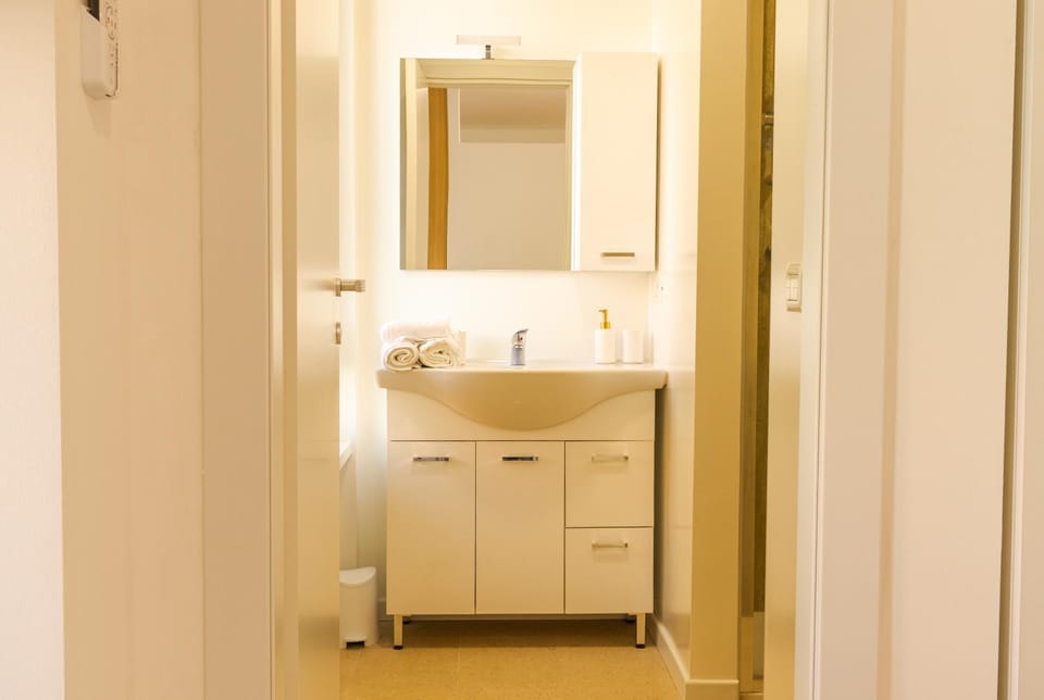 Bathroom, towels
