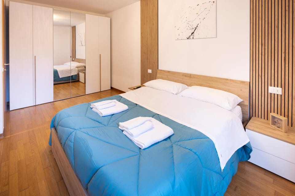 Bed, Photo of the whole room, Bedroom, Garden view, pet friendly, towels, wardrobe, air conditioner