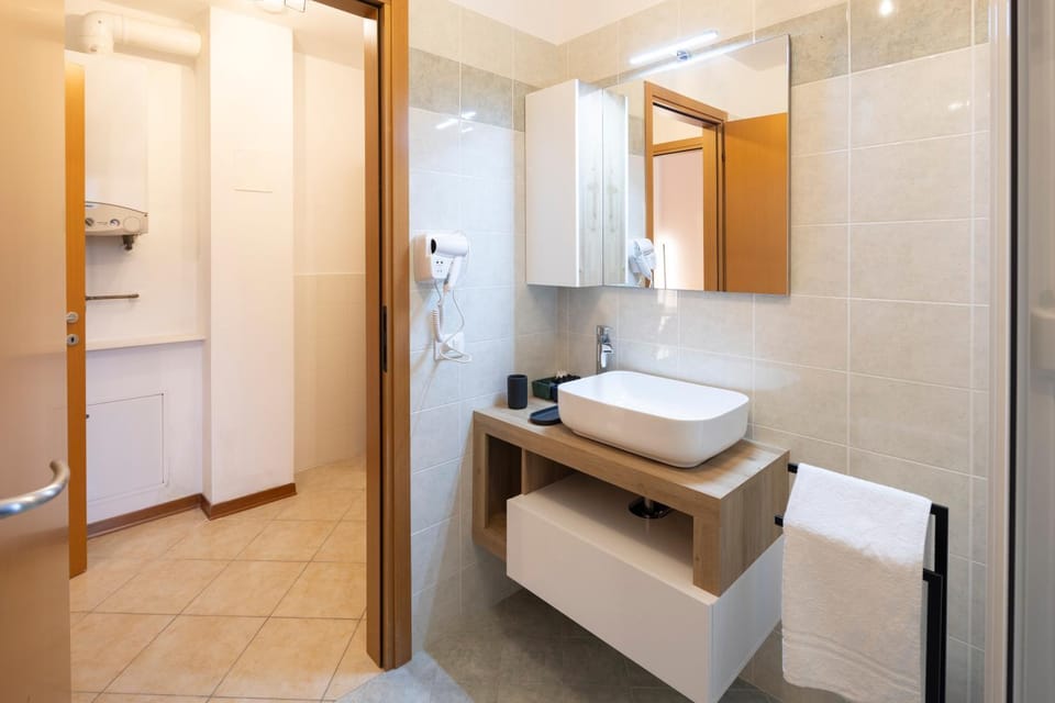 Shower, Toilet, Bathroom, bidet, hair dryier, heating, pet friendly, towels, air conditioner