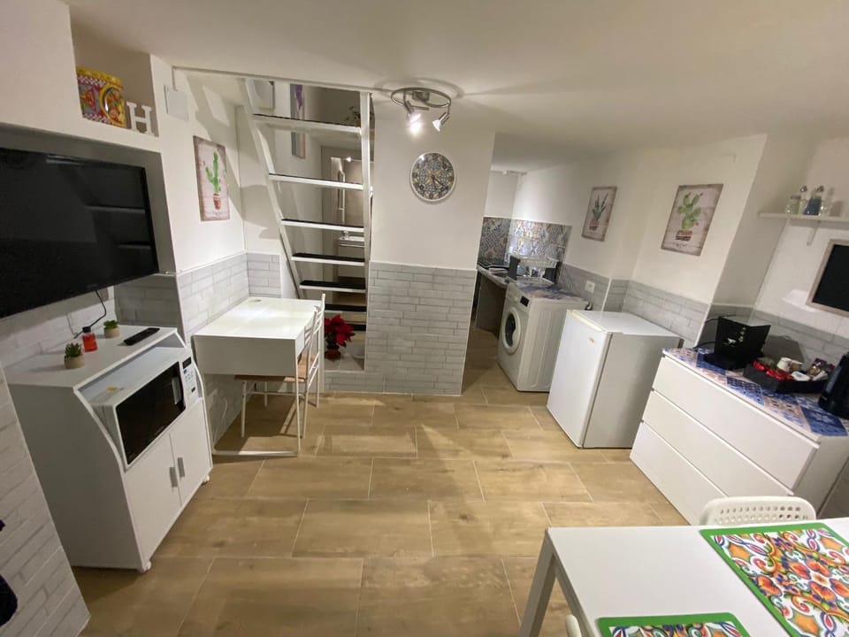 TV and multimedia, Kitchen or kitchenette, Dining area, stove
