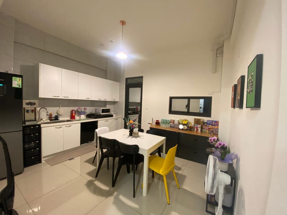 Coffee/tea facilities, Kitchen or kitchenette, Kitchen or kitchenette, Dining area
