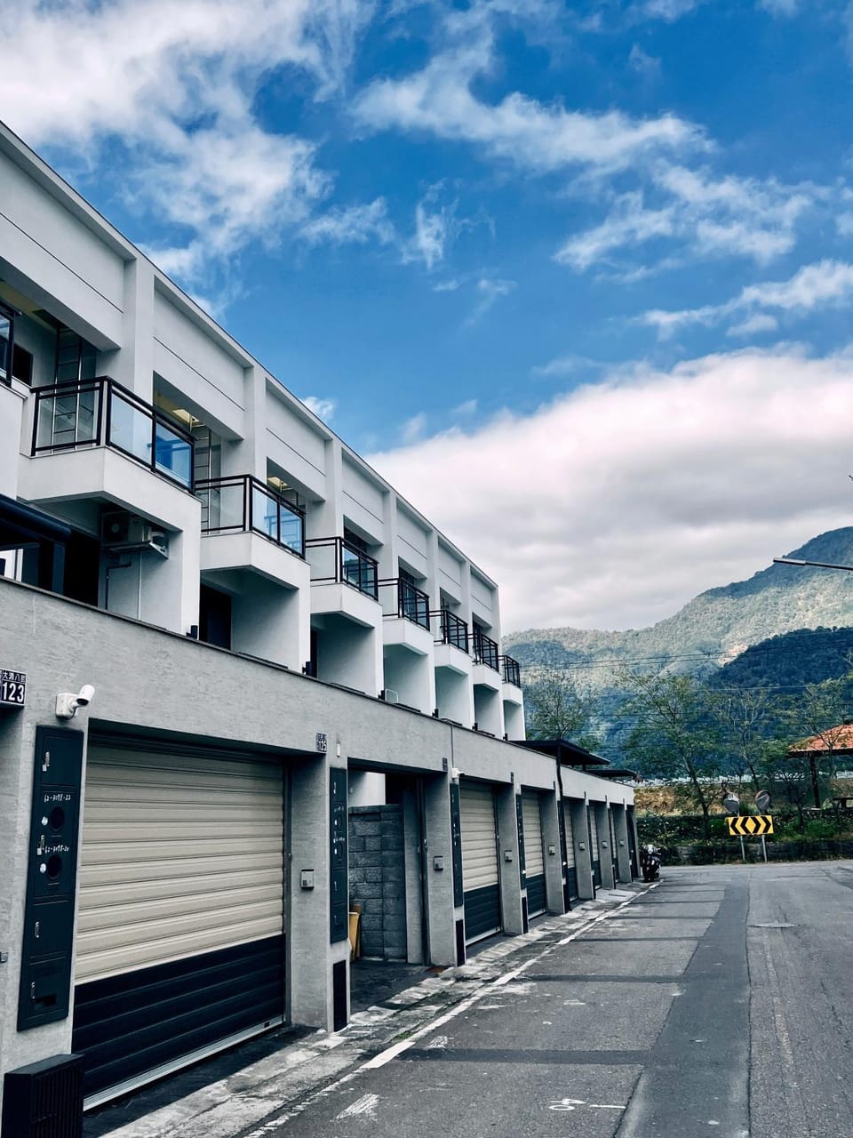 Property building, Day, Neighbourhood, Natural landscape, Mountain view, Parking
