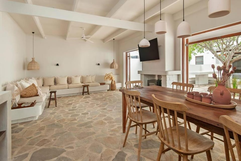 TV and multimedia, Seating area, Dining area