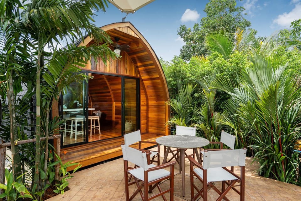 Patio, Day, Garden, Seating area, Dining area