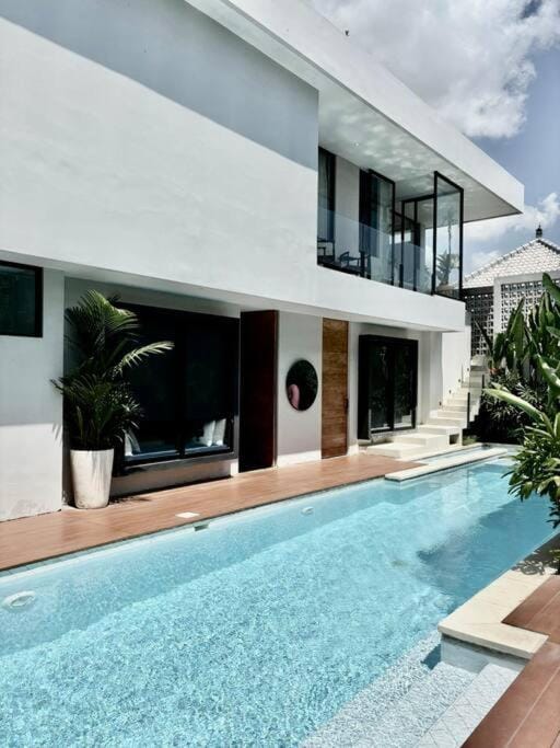 Luxury 5BR Villa - Walk to Pererenan Beach Villa in North Kuta