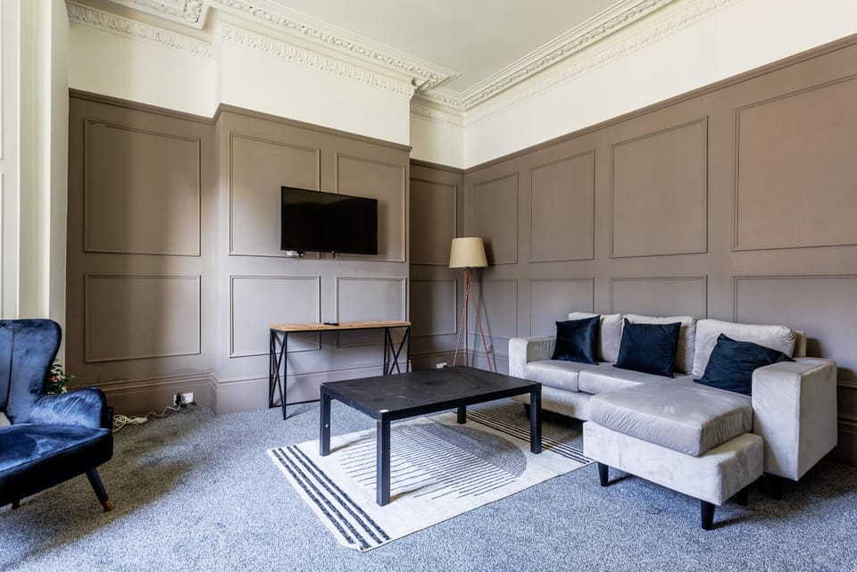 Impressive 6-BR Home in a Prime Sunderland House in Sunderland