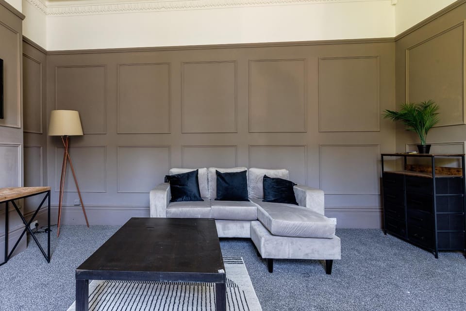 Impressive 6-BR Home in a Prime Sunderland House in Sunderland