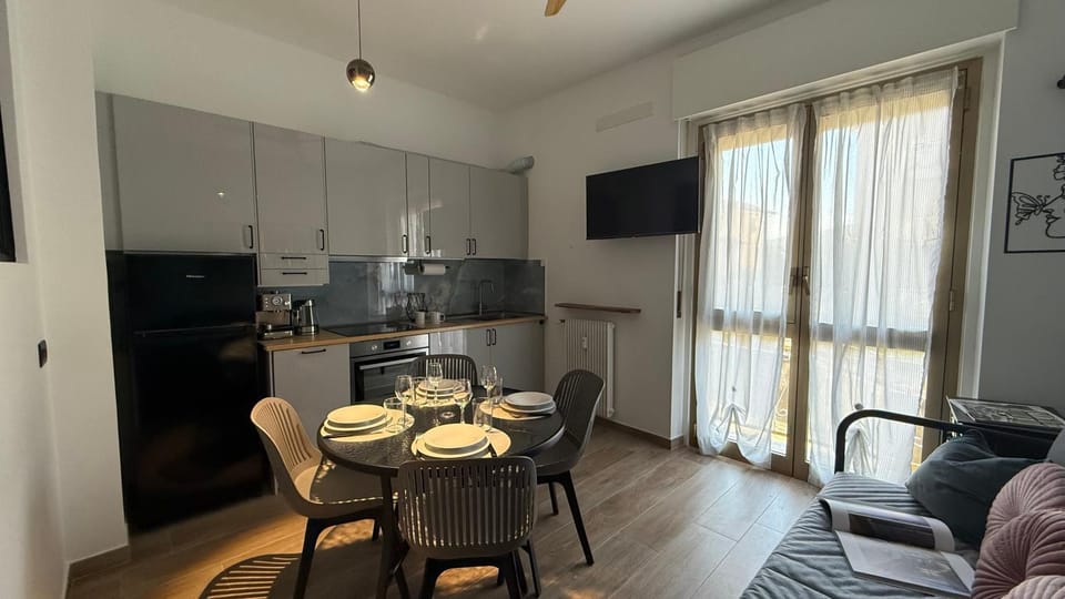 Kitchen or kitchenette, Other, Dining area