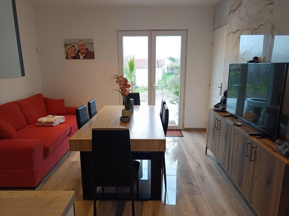 TV and multimedia, Living room, Seating area, Dining area