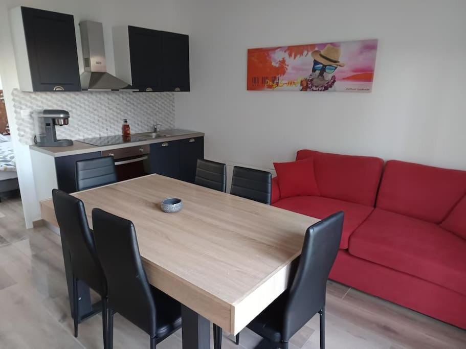 Living room, Dining area, pet friendly, stove