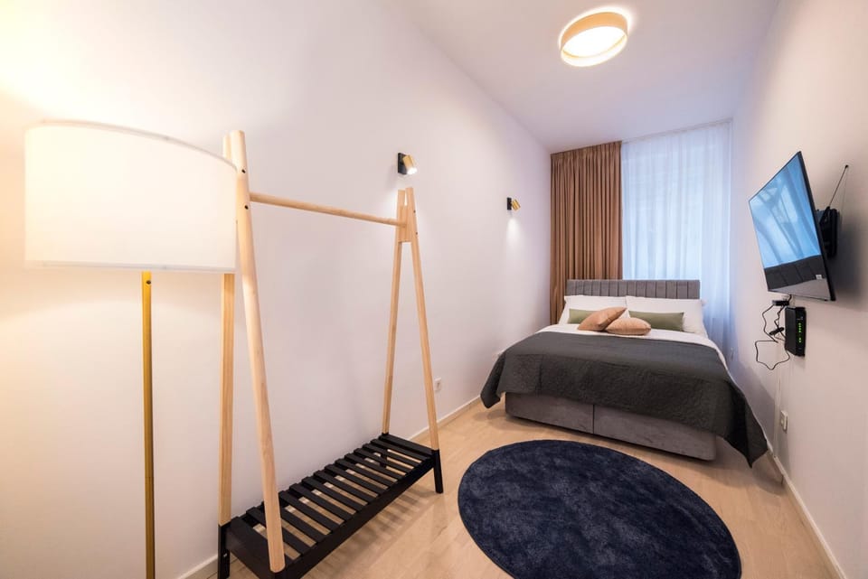 Bed, TV and multimedia, Bedroom