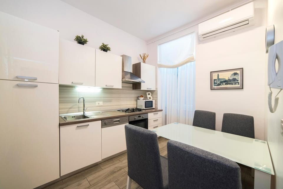 Kitchen or kitchenette, Dining area