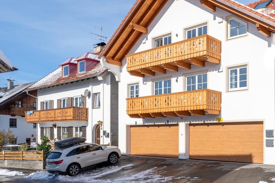 Property building, Day, Neighbourhood, Street view, Parking