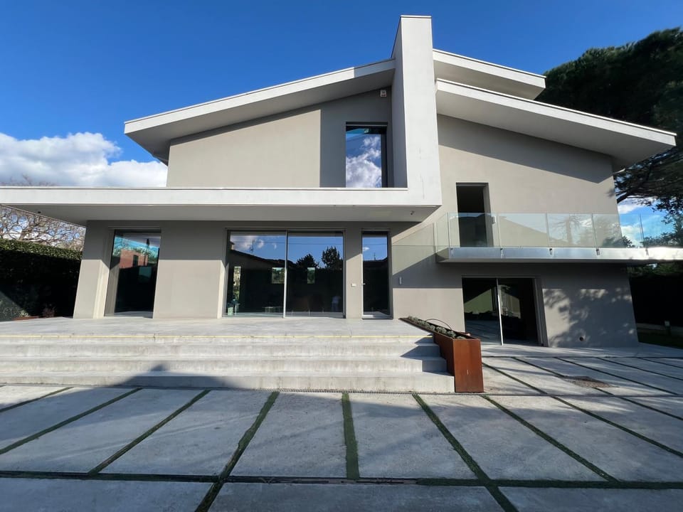 Property building, Facade/entrance, Day