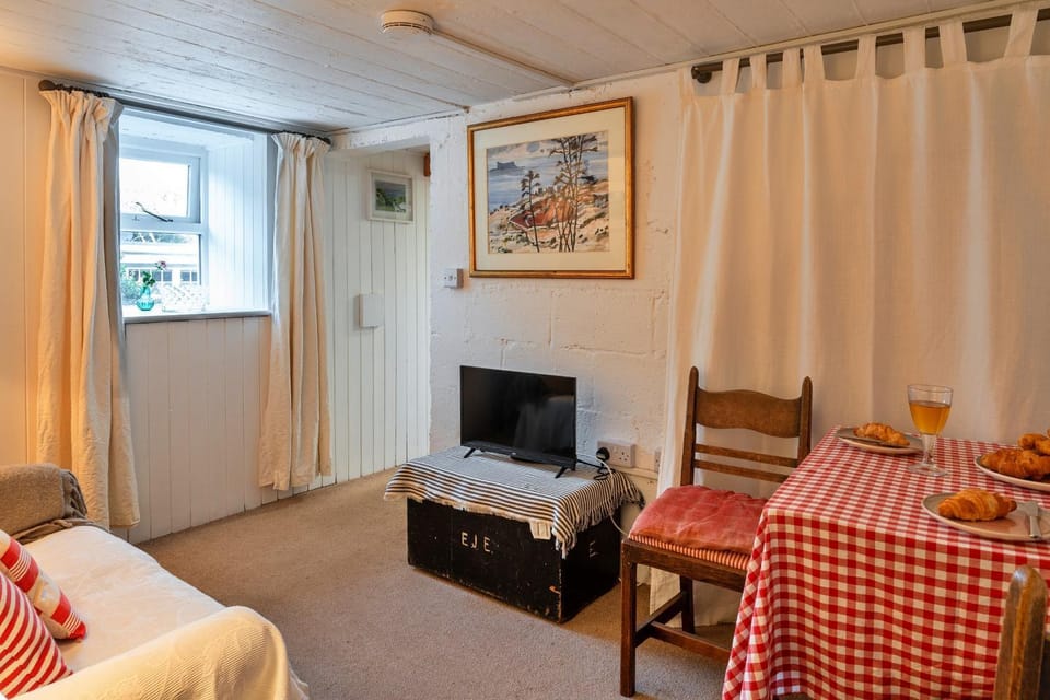 Communal lounge/ TV room, TV and multimedia, Living room, Dining area