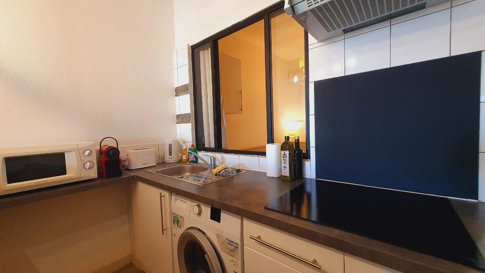 Kitchen or kitchenette, stove, washing machine