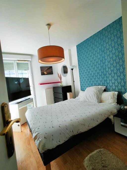 Bed, TV and multimedia, Photo of the whole room, Bedroom